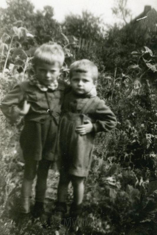 KKE 2243.jpg - Fot. W ogrodzie. Od lewej: pierwszy Janusz Kołakowski i Witold Karpiński, Biskupiec, 1953 r.